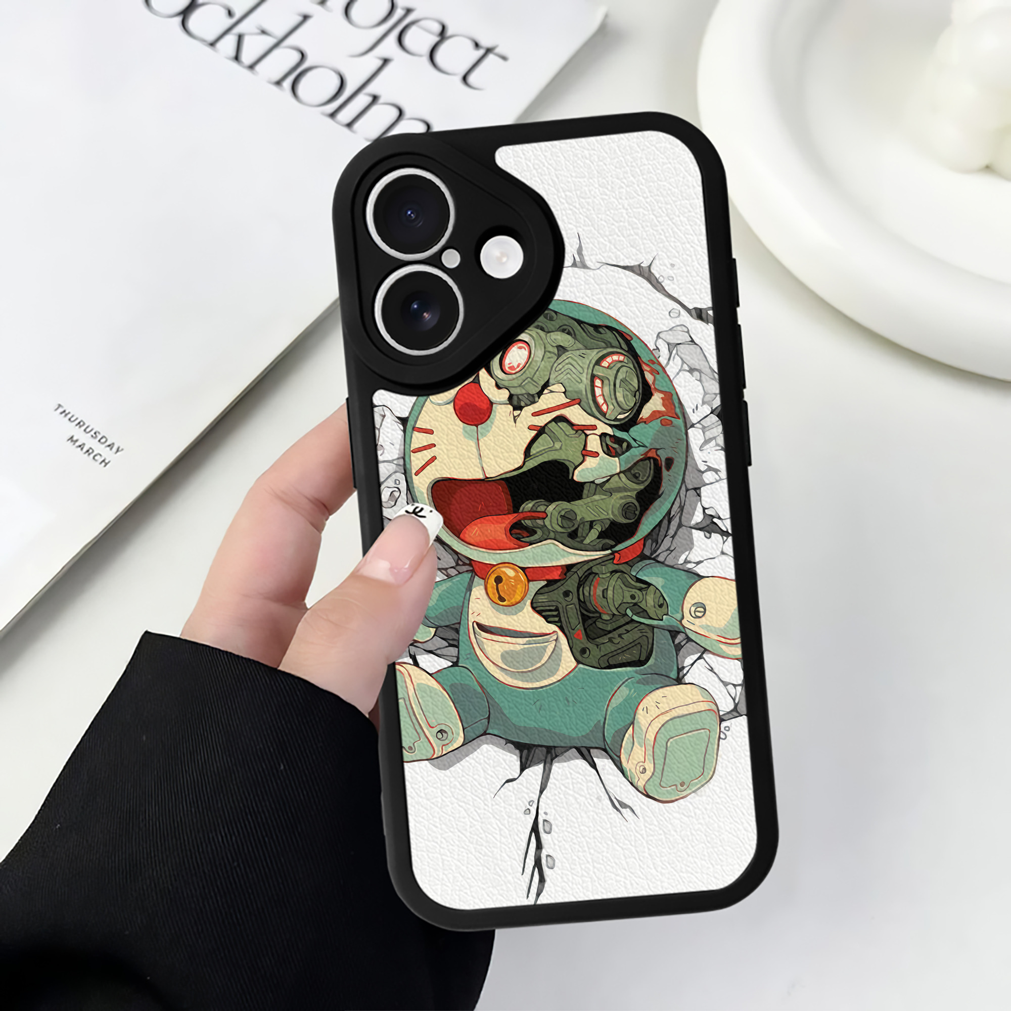 （画像用） ドラえもん Doraemon 【iPhone 16シリーズ対応】シリコンスマホケース（レザー調） 材質：シリコン
